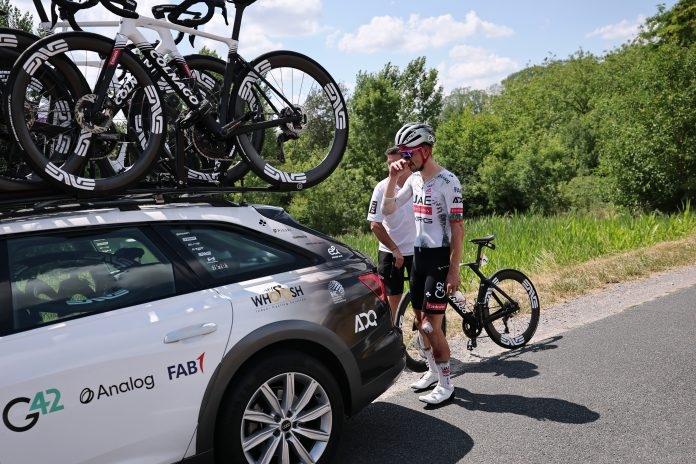 João Almeida se retira durante la novena etapa del Tour de Francia