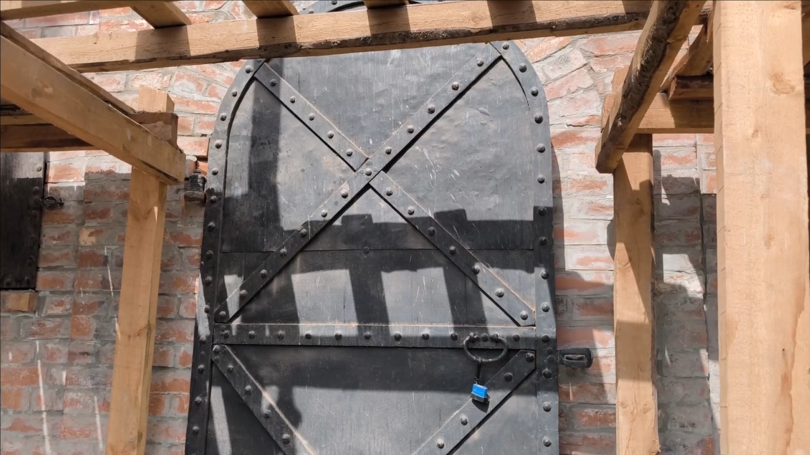 Some of the architectural elements of the Petrovsky Cemetery are being restored in factory conditions