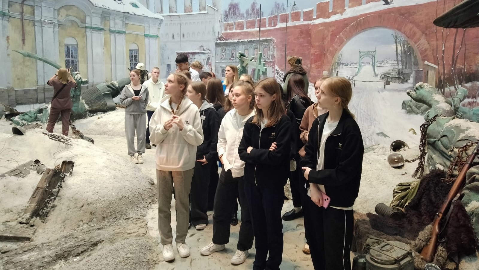 Le sénateur de la région de Novgorod a organisé un voyage dans la capitale pour 20 écoliers de l'arrière-pays de Novgorod