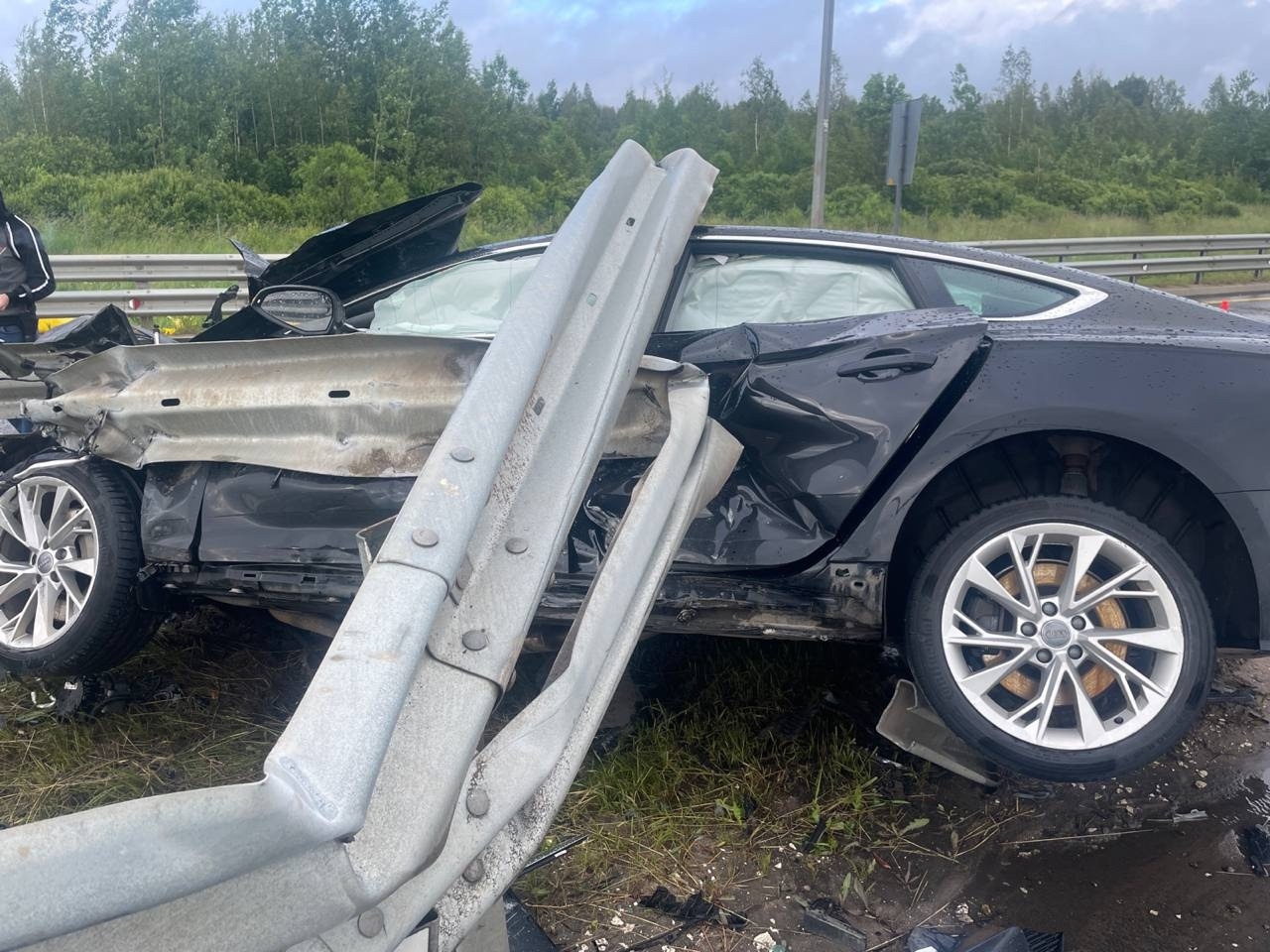 Na autostradzie M-11 Audi z dwójką dzieci wjechało w metalowy płot