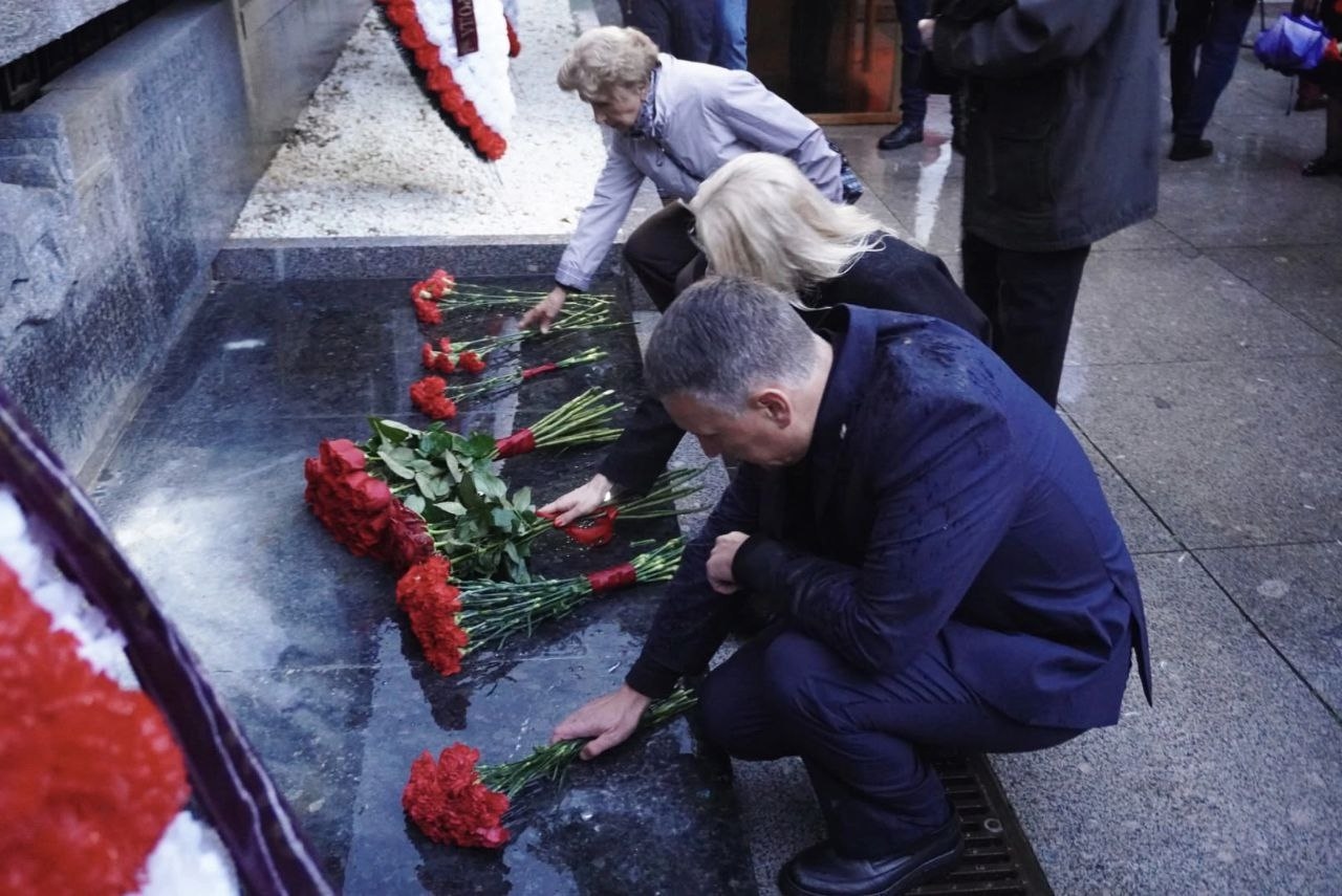 In memory of the fallen heroes, Novgorodians laid flowers at the Eternal Flame