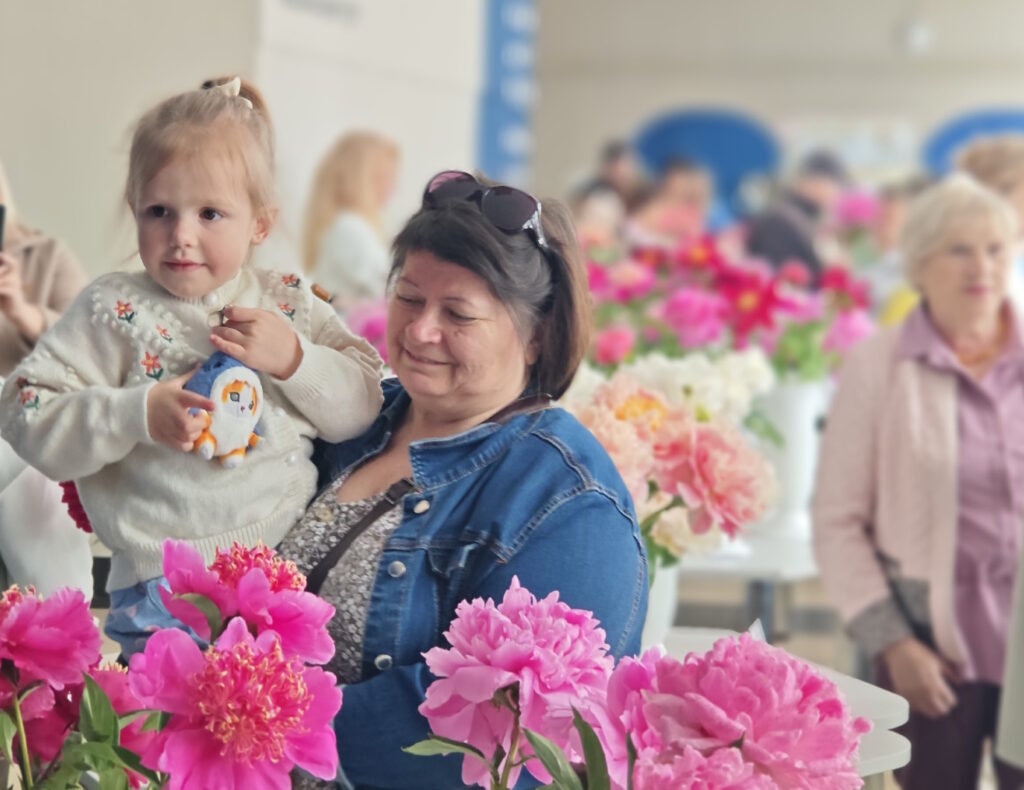 Novgorodians were surprised by the peony exhibition with a palette of colors and aromas