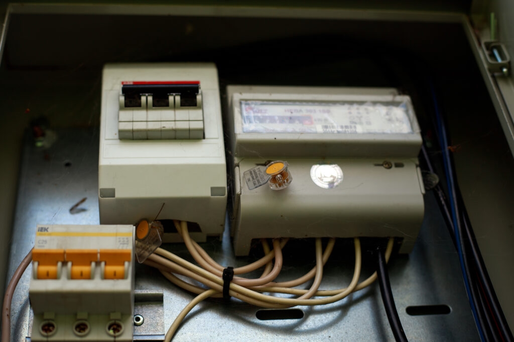 Día, noche y LED: la esencia de los próximos cambios en las tarifas eléctricas se debatió en la Cámara Pública
