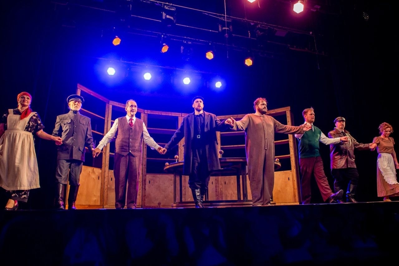 O Teatro Dramático Dostoiévski encerrou sua temporada em sua casa temporária com uma estreia espetacular