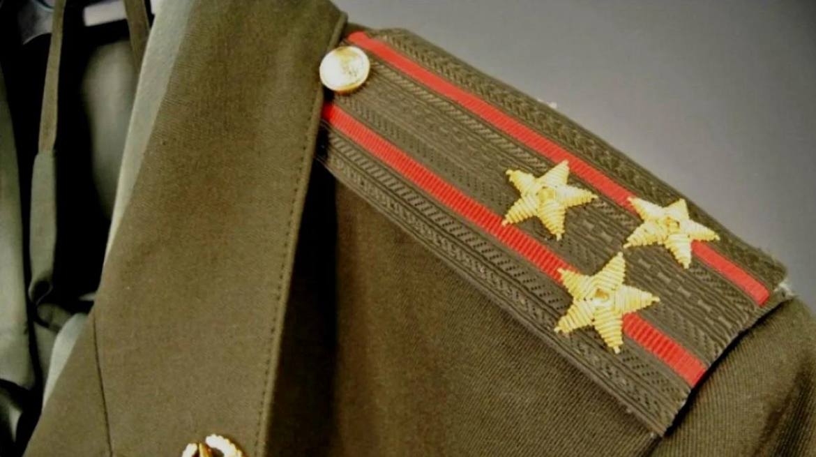 En la región de Nóvgorod, un hombre fue despojado de su libertad y del título de comisario militar.