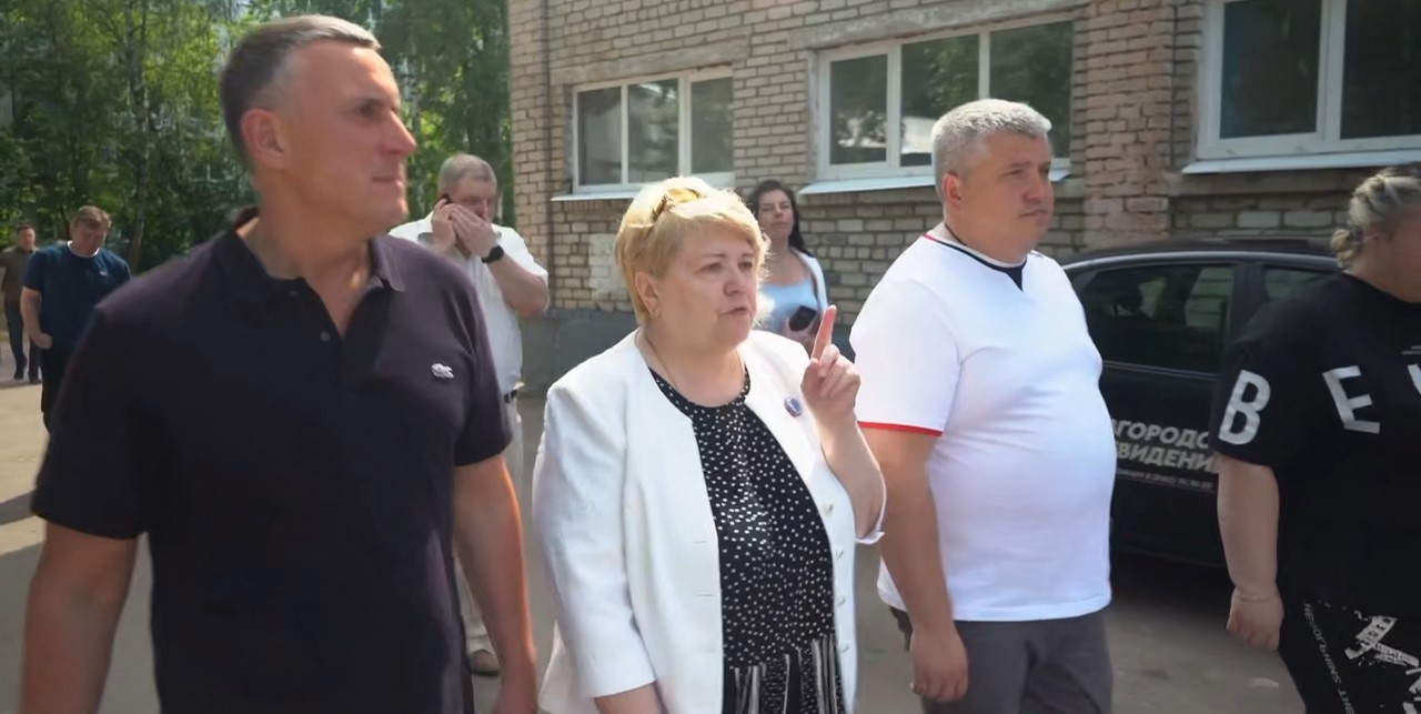 Alexander Dronov verificou pessoalmente o andamento dos reparos de duas escolas de Novgorod