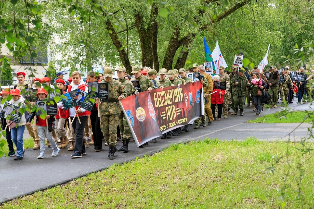 La "Compagnia Immortale" ha marciato attraverso Veliky Novgorod nel Giorno dei Veterani