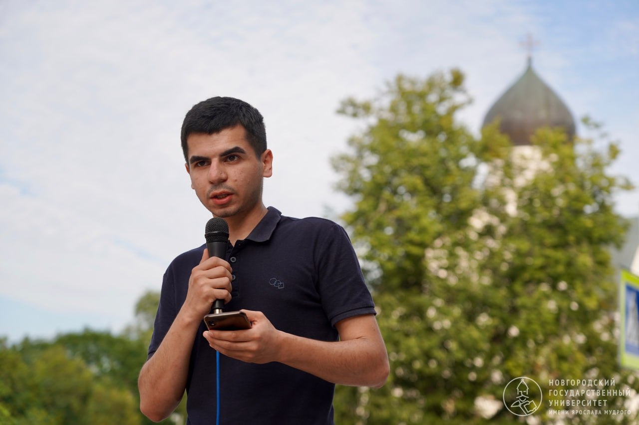 Novgorod'lu okul çocukları ve öğrenciler "Sokakların Fısıltısı" adlı mizah yarışmasında yarışacak