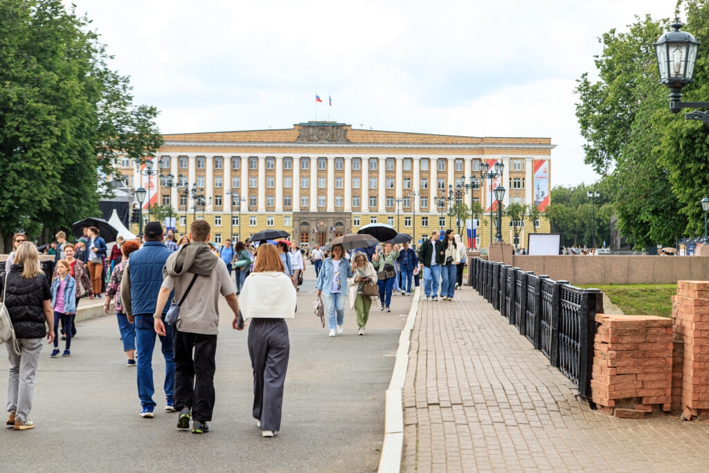 Veliky Novgorod è salita di 12 posizioni nella classifica degli stipendi per settore