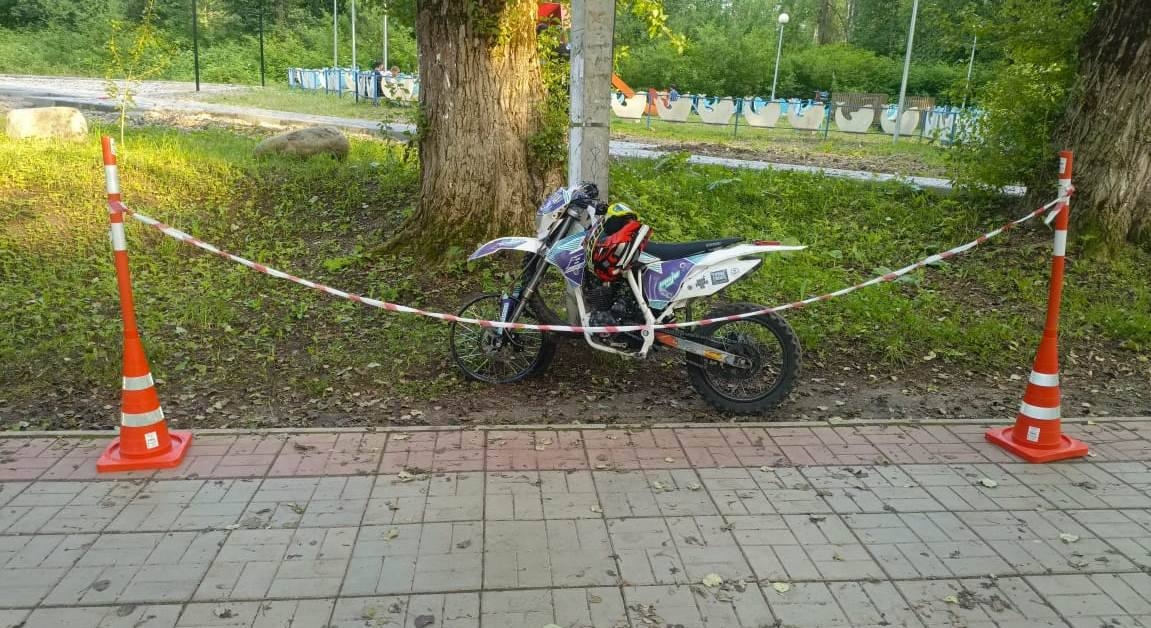 Двое юных мотоциклистов накануне добавили работы новгородским автоинспекторам и медикам