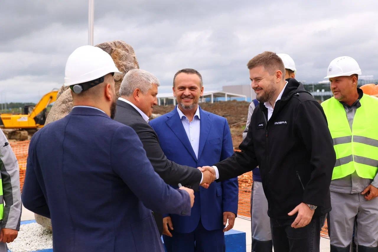 Andrey Nikitin e Alexander Dronov hanno gettato le basi per un nuovo stabilimento produttivo nella regione di Novgorod