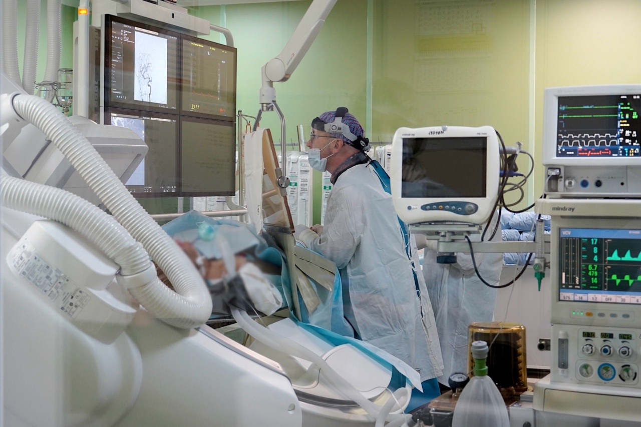 Novgorod surgeons performed a complex operation on a woman with an aneurysm.