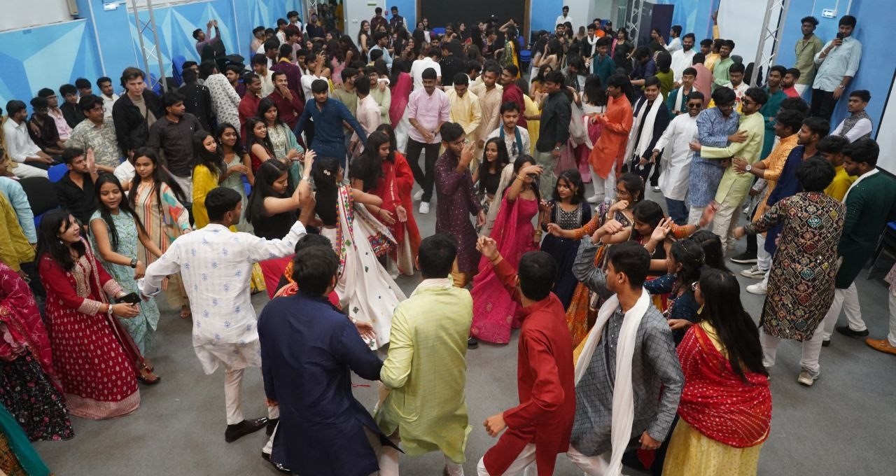 Navratri: 100 estudiantes indios celebraron la victoria de la luz sobre la oscuridad en Veliky Novgorod.