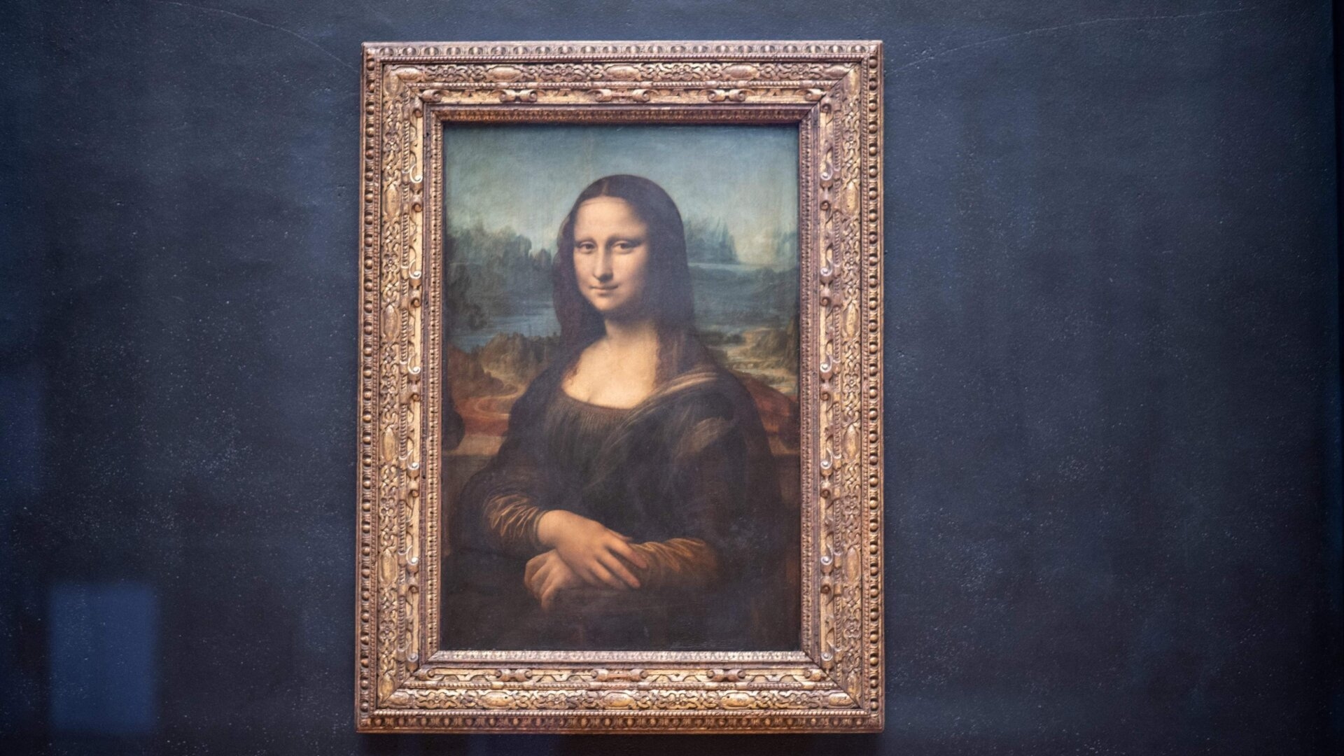 Praga de turistas viciados em celular fecha o Louvre