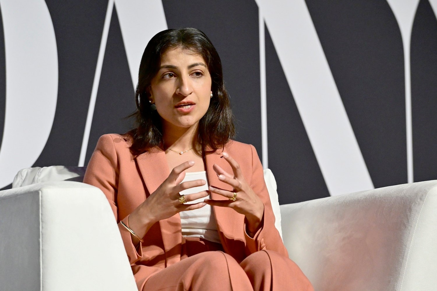 FTC, Lina Khan'ın Yapay Zeka Hakkındaki Düşüncelerini Ortadan Kaldırdı