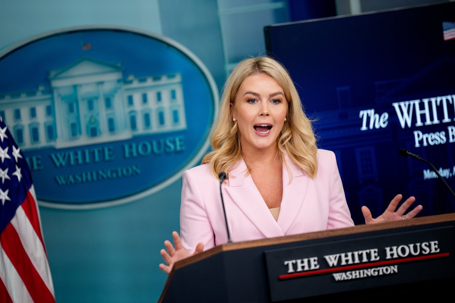 La Casa Blanca celebra vergonzosamente una rueda de prensa llena de influencers del MAGA