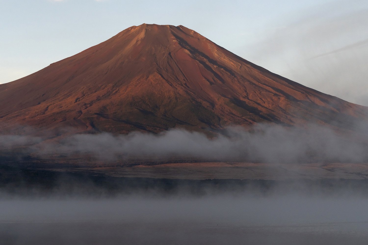 Estudiante rescatado del Monte Fuji regresa y encuentra su teléfono; necesita ser rescatado de nuevo.