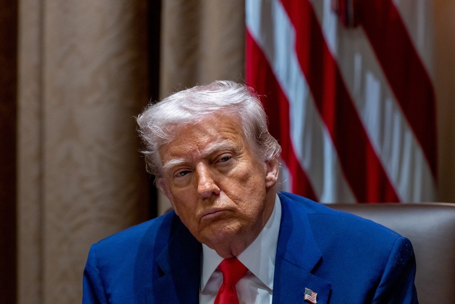 Trump emite una nueva orden ejecutiva para eliminar la financiación federal a NPR y PBS