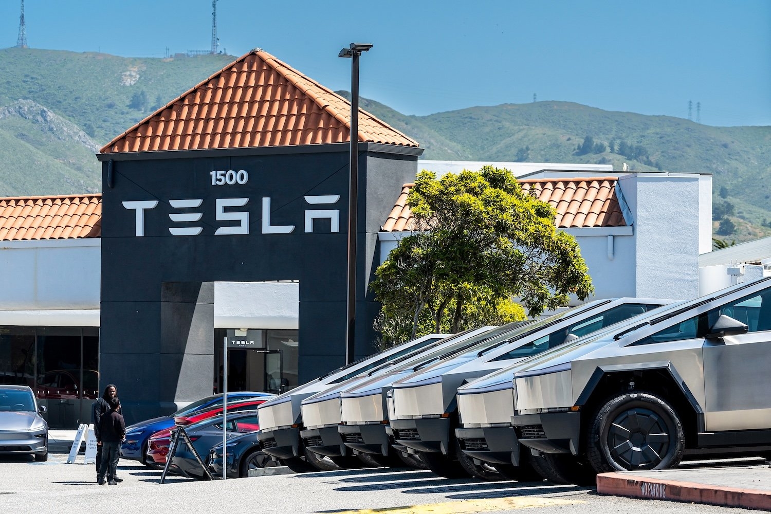 Tras la firma de una carta por parte de empleados de Tesla pidiendo la renuncia de Elon Musk, al menos uno fue despedido.