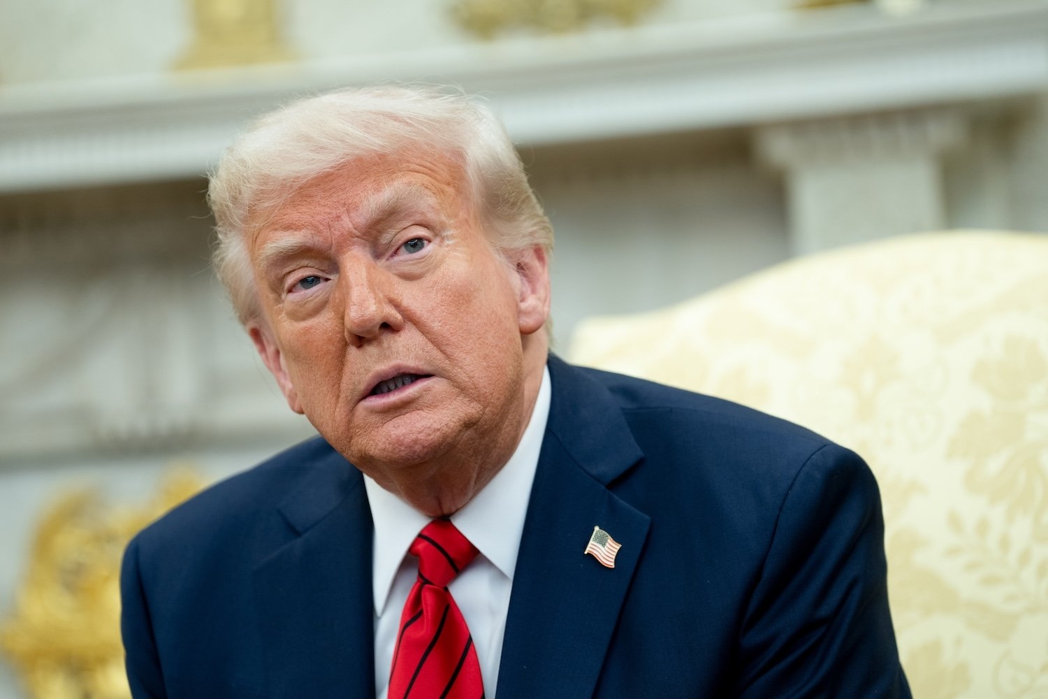 Trump firma una orden ejecutiva improbable que, según afirma, reducirá drásticamente los precios de los medicamentos.