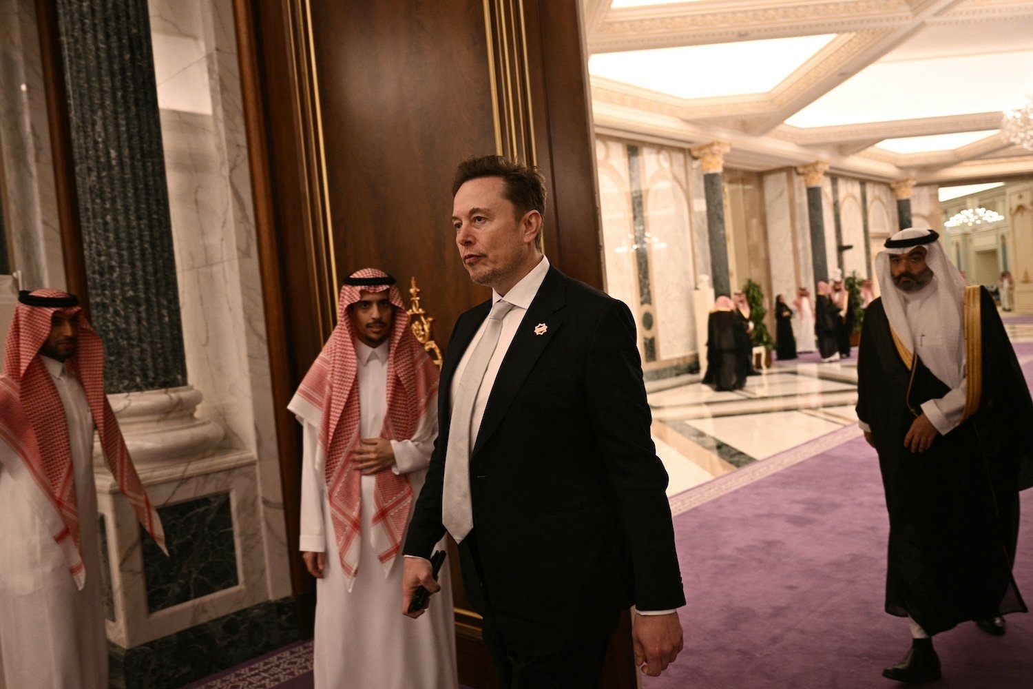 Elon Musk amène Starlink en Arabie saoudite, tandis que les oligarques américains rejoignent Trump au Moyen-Orient