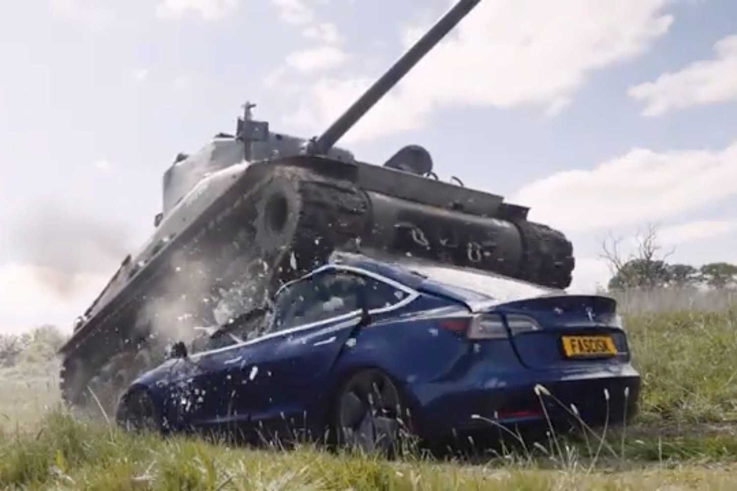 Un vétéran de la Seconde Guerre mondiale détruit une Tesla avec un char : « Nous avons déjà écrasé le fascisme et nous l'écraserons à nouveau »