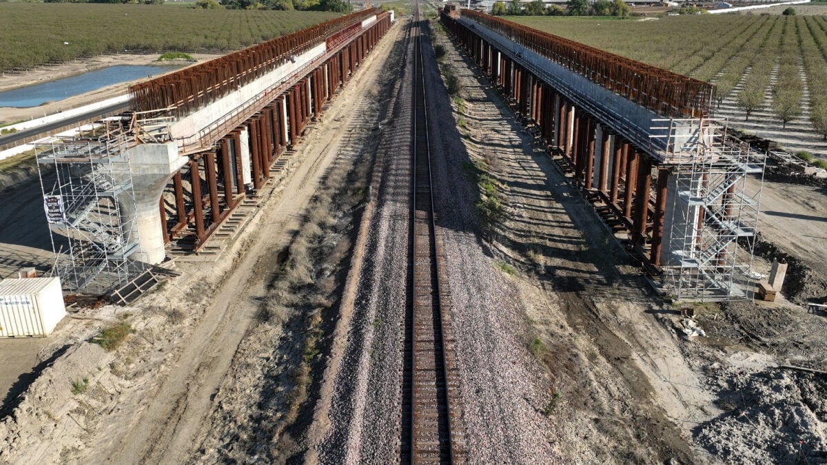 El Departamento de Transporte de Trump amenaza con retirar la financiación del tren de alta velocidad de California