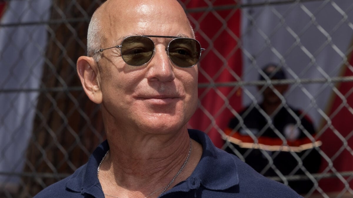 Milliardärsinsel, auf der Bezos lebt, setzt sich bei der Landesregierung dafür ein, ihren Kot in die Rohre der Nachbarstadt zu spülen