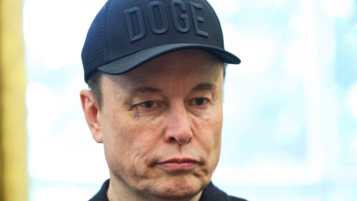 Elon diz que está trabalhando para "consertar" Grok após AI discordar dele sobre violência da direita