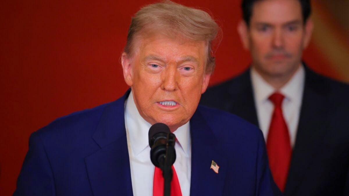 Иран запускает ракеты по американской базе, пока Трамп публикует неуравновешенные твиты