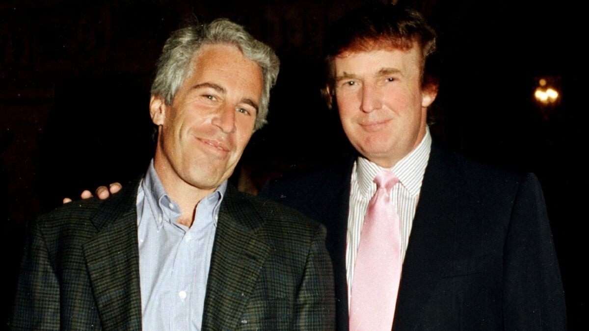 Alex Jones sostiene che i funzionari di Trump gli hanno chiesto di smettere di parlare di Jeffrey Epstein