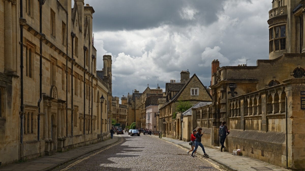 Hoje, universitários ficam ridiculamente bêbados. Na Inglaterra medieval, eles se tornavam ridiculamente assassinos.
