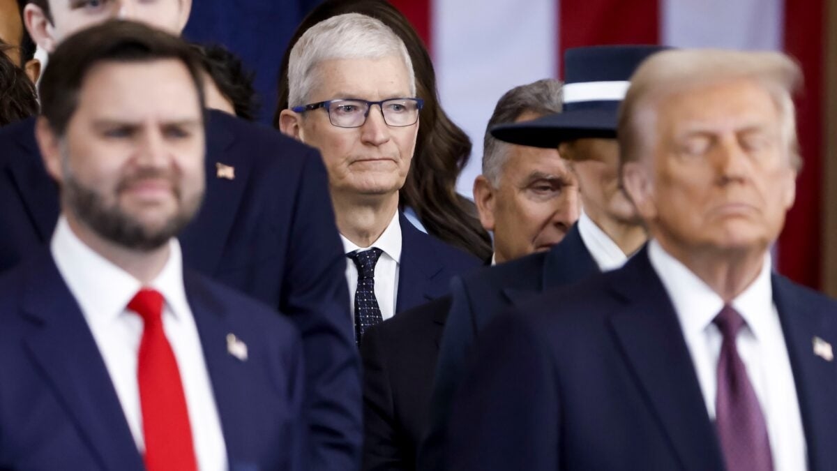 Tim Cook wird mit Trump im Weißen Haus erscheinen, während Apple eine Investition von 100 Milliarden Dollar ankündigt