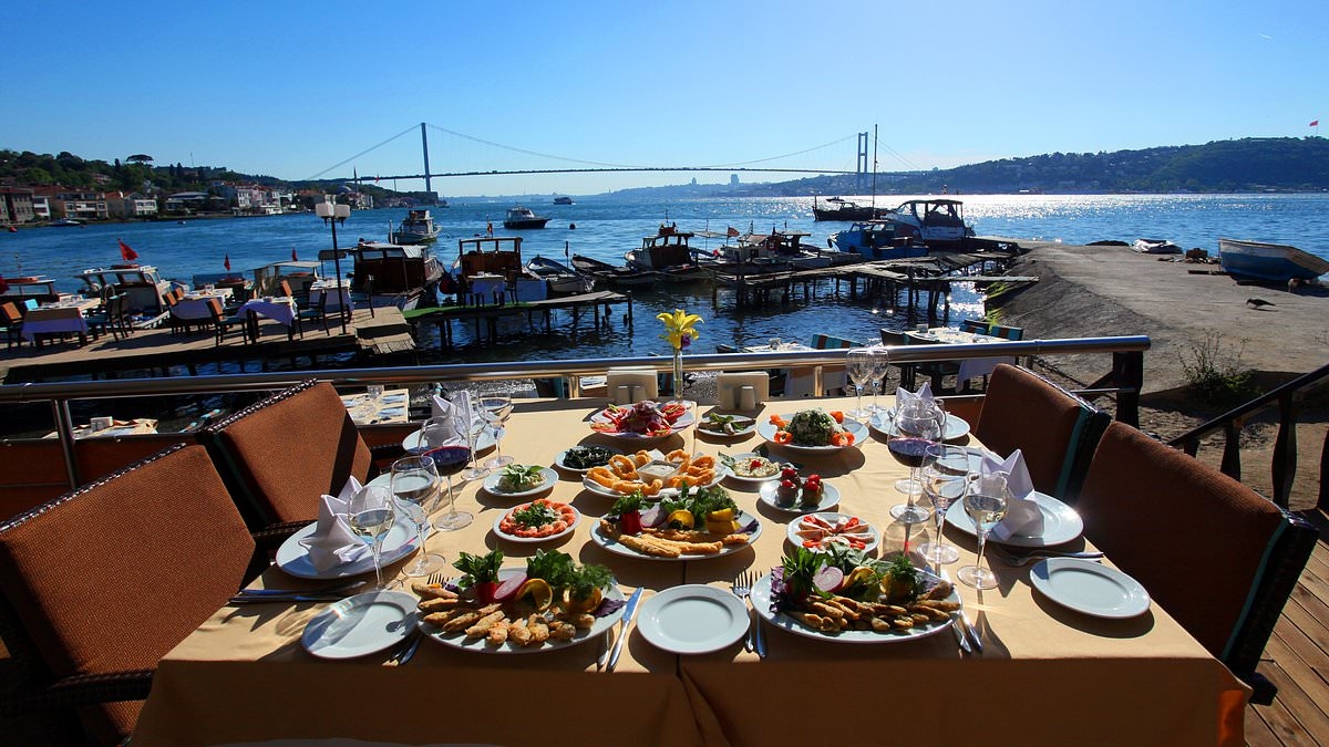 Sie haben in der Türkei völlig falsch gegessen! Türkische Köche verraten Ihnen, welche Gerichte Touristen für authentisch halten, es aber nicht sind (und warum Sie Fastfood-Döner und À-la-carte-Menüs meiden sollten)