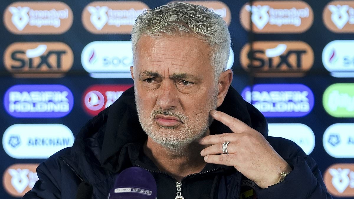 Galatasaray, Fenerbahçe teknik direktörü Jose Mourinho hakkında cezai işlem başlatacağını açıklarken, Jose Mourinho'nun İstanbul derbisinde yaşanan öfkeli olaydan sonra 'ırkçı yorumlar' yaptığı iddia edildi.