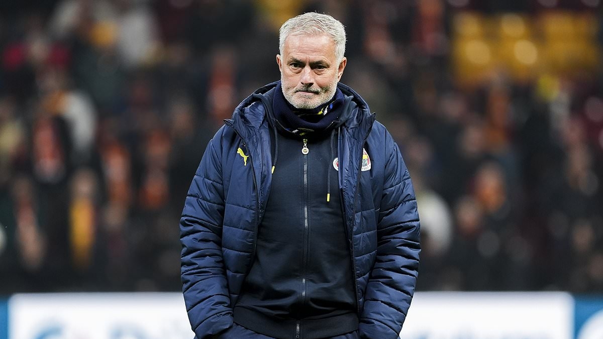 Jose Mourinho wurde durch die Geste eines Rivalen im hitzigen Istanbuler Derby „getriggert“ – bevor Galatasaray dem Fenerbahce-Chef „rassistische Kommentare“ vorwarf