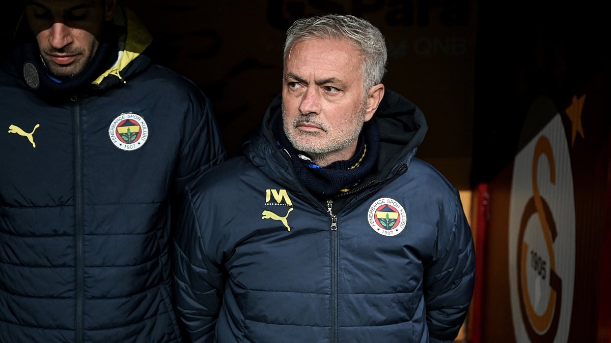 De momenten achter het 'racistische' schandaal van Jose Mourinho: voormalig manager van Chelsea en Man United krijgt STRAFRECHTELIJKE vervolging voor spot op persconferentie in Turkse derby, waar 30.000 mensen de politie inschakelden