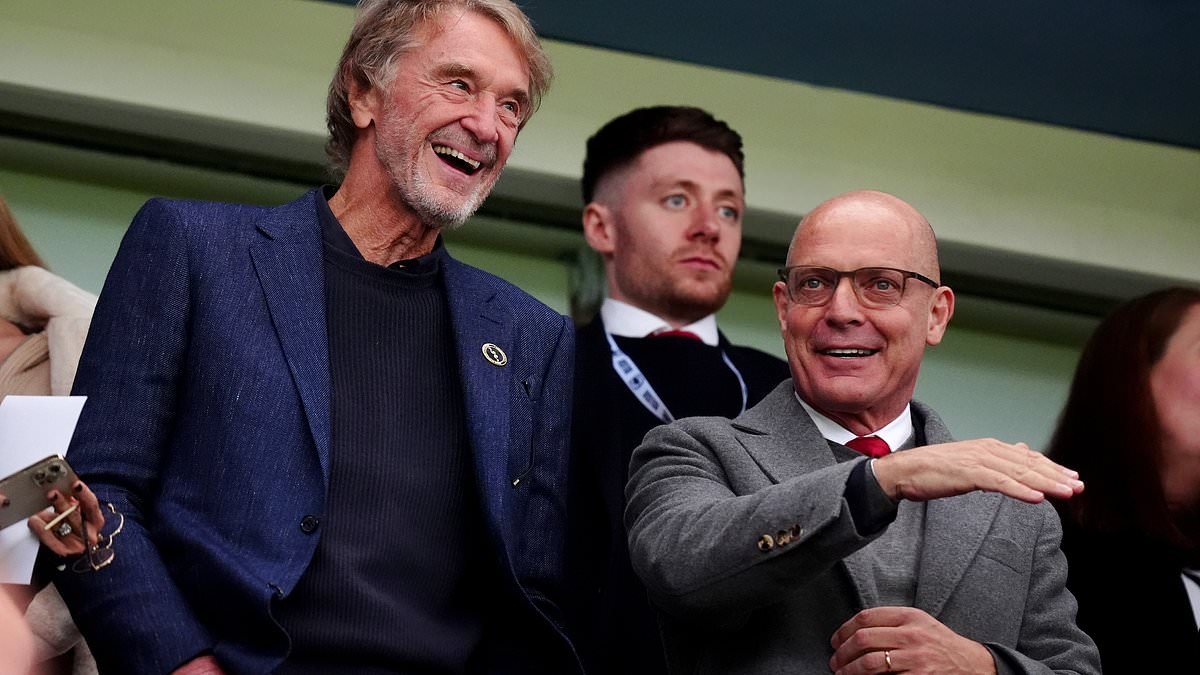 Le personnel de Manchester United, le « bébé nepo », appelle « l'espion » de la propriété impopulaire alors qu'ils réduisent les coûts et les emplois : le « bras droit junior » de Sir Jim Ratcliffe a une vingtaine d'années et la plupart des fans n'en o...