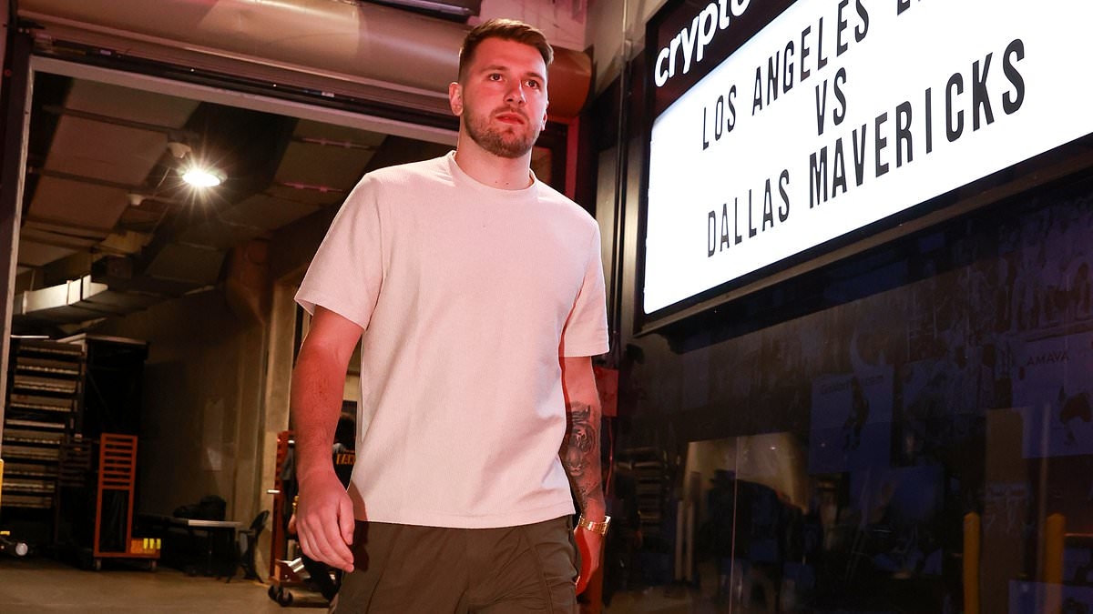 Luka Doncic kommt zum Spiel der Lakers gegen die Mavs, während sich der NBA-Superstar nach einem überraschenden Transfer auf sein altes Team vorbereitet