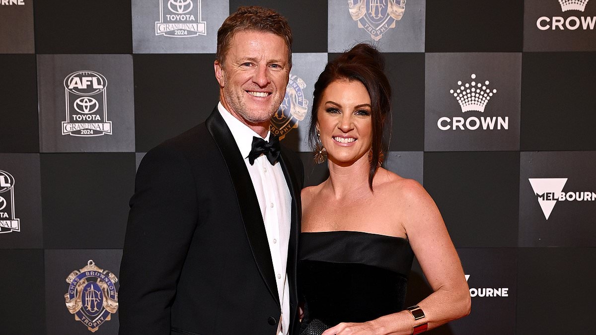 Los clubes de la AFL 'NO están contentos' con el sorprendente fichaje del equipo por la novia del entrenador Damien Hardwick