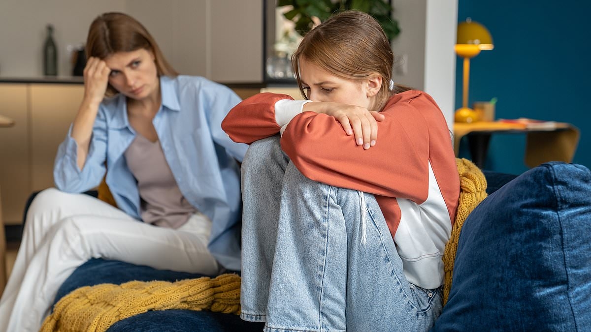 No tengan conversaciones íntimas antes de las 9 p. m., apaguen el móvil... y una estrategia sencilla para que coman sano. Consejos imprescindibles para padres, de un nuevo y brillante libro sobre cómo mejorar la relación con sus hijos adolescentes.