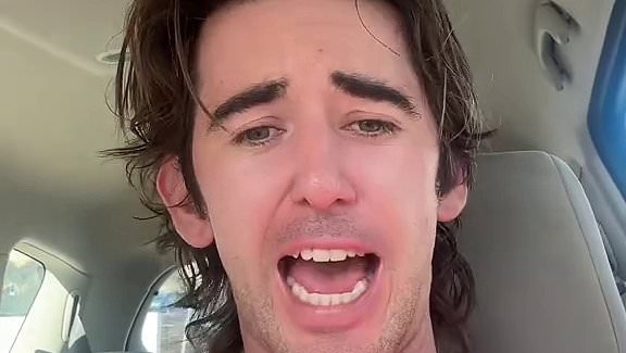 Le célèbre comédien australien Fergus Neal est choqué lorsqu'il apprend le VRAI coût de regarder l'AFL et la NRL dans un pub