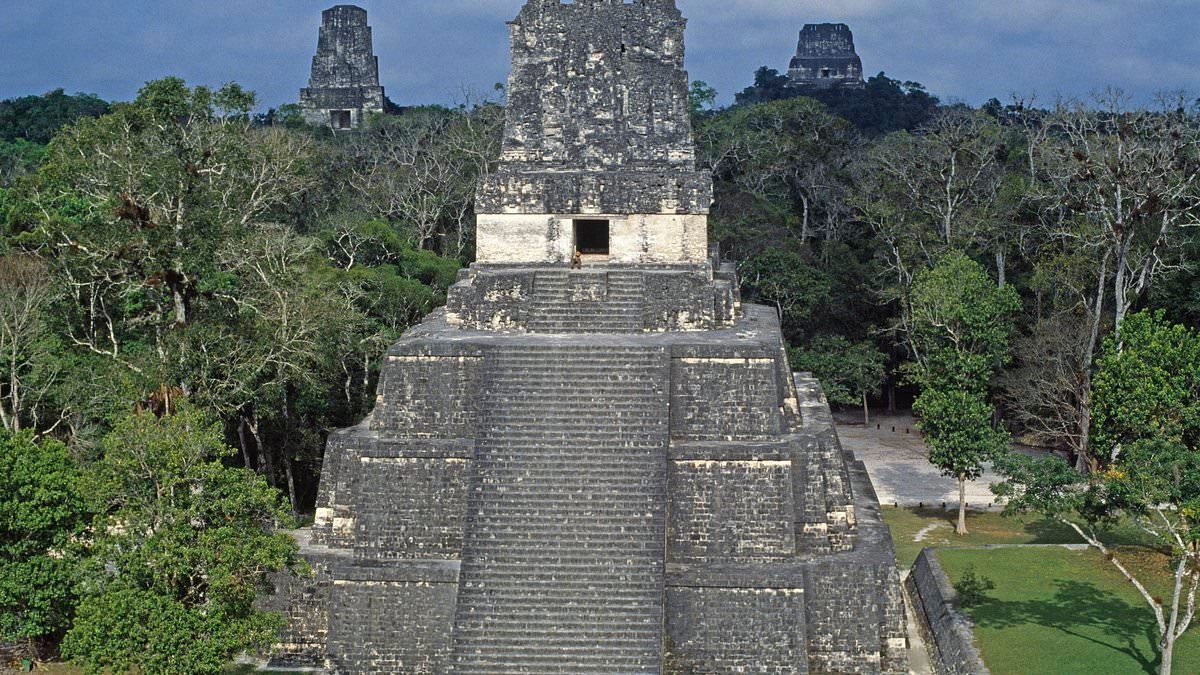 Arqueólogos fazem descoberta assustadora dentro da 'Caverna de Sangue' usada em antigos rituais maias