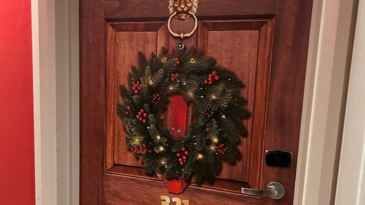 Dentro de la nueva habitación del hotel del parque temático del Reino Unido donde es Navidad todo el año