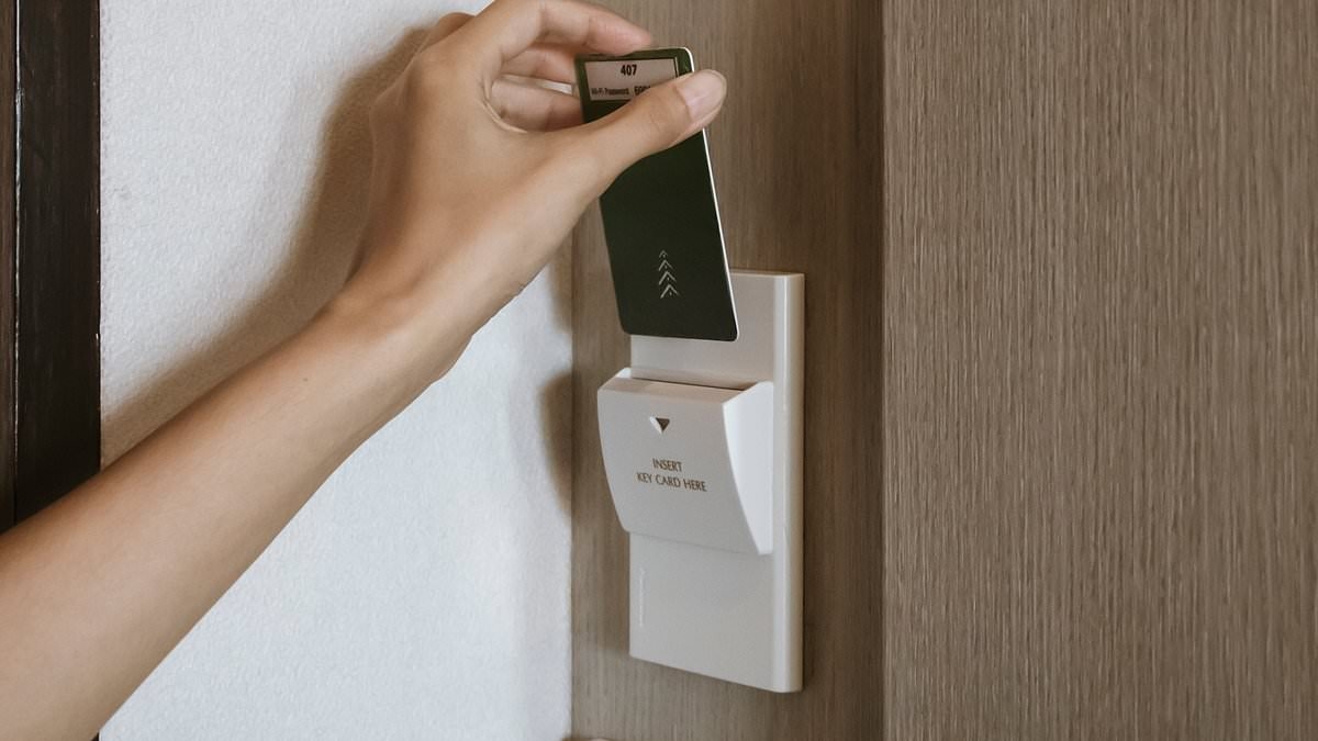 Un turista condivide un trucco "geniale" per accendere le luci dell'hotel senza la tessera magnetica: la gente è scioccata da quanto sia facile