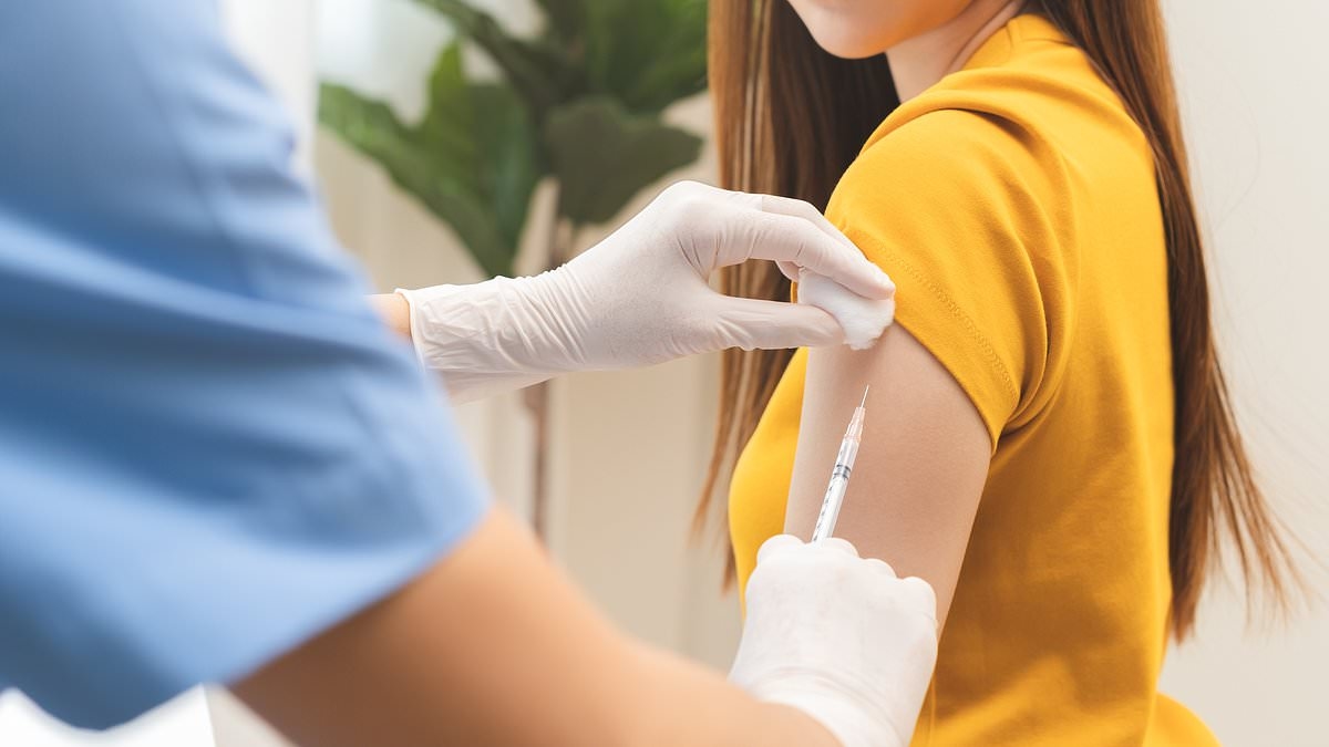 Les responsables de Biden ont caché les risques mortels pour la santé des vaccins contre la COVID, révèle un rapport explosif du Congrès