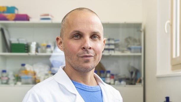 Incontra il laureato in medicina che potrebbe porre fine al 70% dei decessi per cancro dopo una scoperta rivoluzionaria