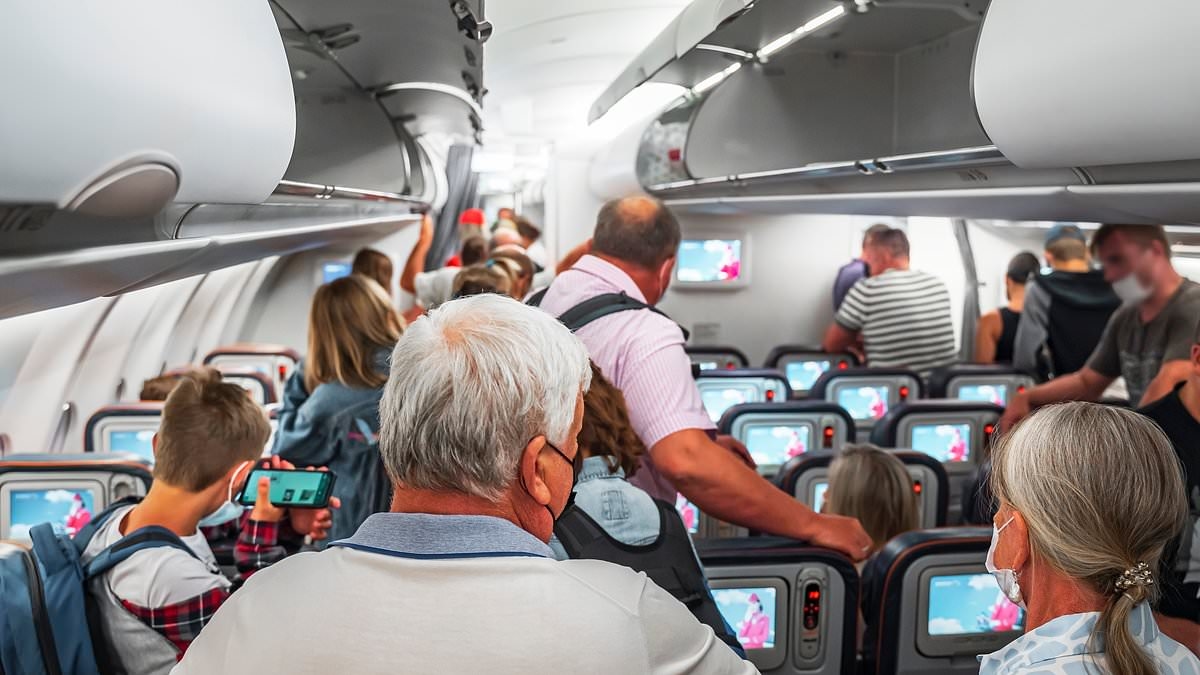 Los pasajeros de avión que se desabrochen el cinturón de seguridad y se pongan de pie antes de desembarcar se enfrentan a multas de 50 libras.