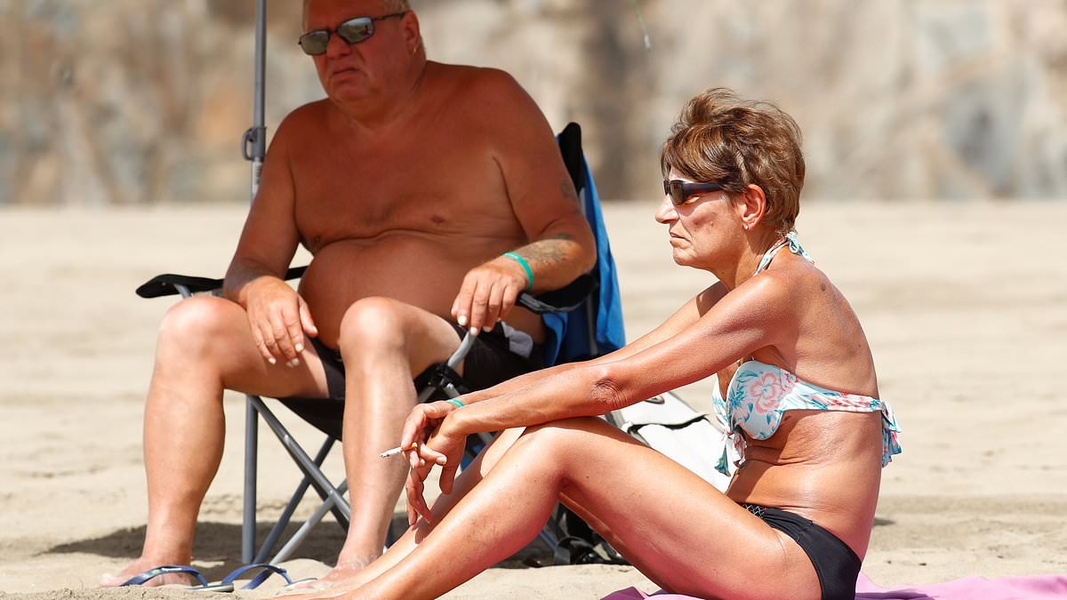 Los turistas británicos se enfrentan a más problemas en la España antiturística, ya que el gobierno propone prohibir fumar en terrazas y discotecas.