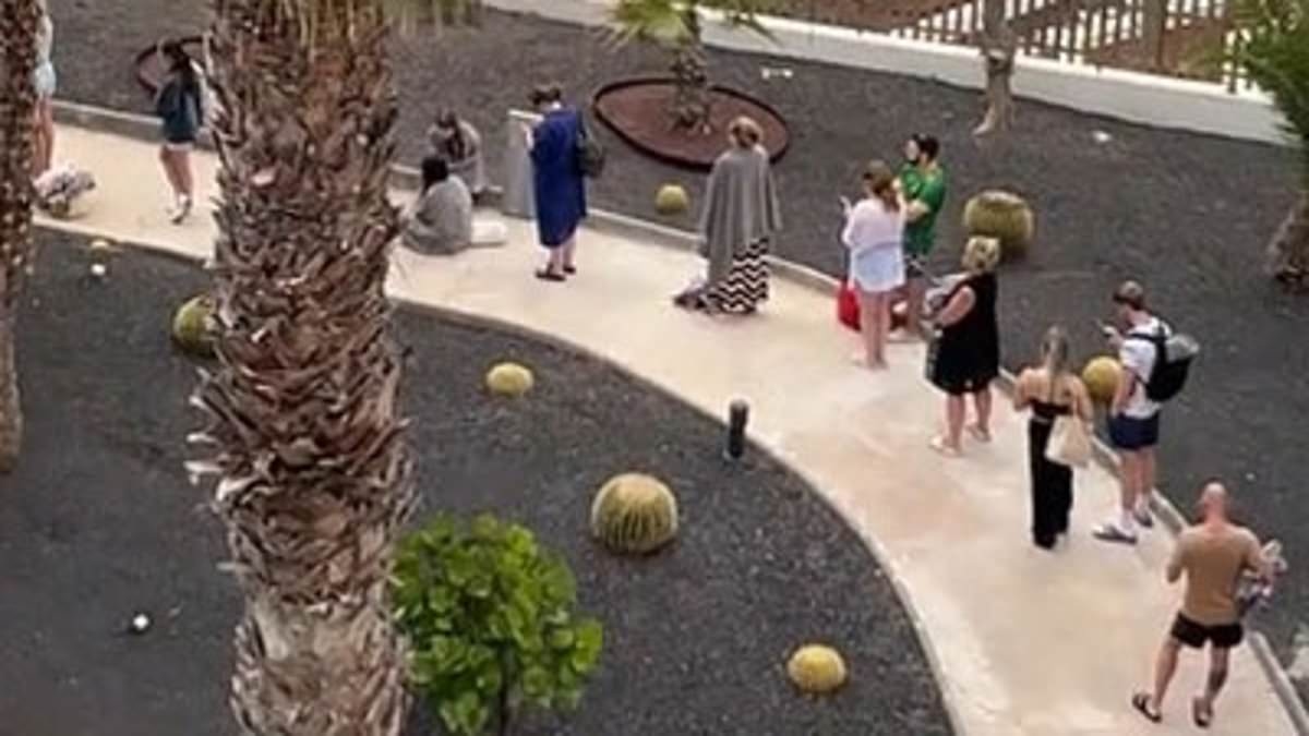 ¡Comienza la guerra de las tumbonas! Los turistas británicos hacen cola durante una HORA para conseguir los mejores sitios junto a la piscina en un resort de las Islas Canarias.